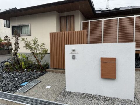 東員町で快適な住空間を実現！木調とホワイトが美しいモダン外構が完成